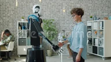 智能机器人的慢动作和年轻女士上班时握手